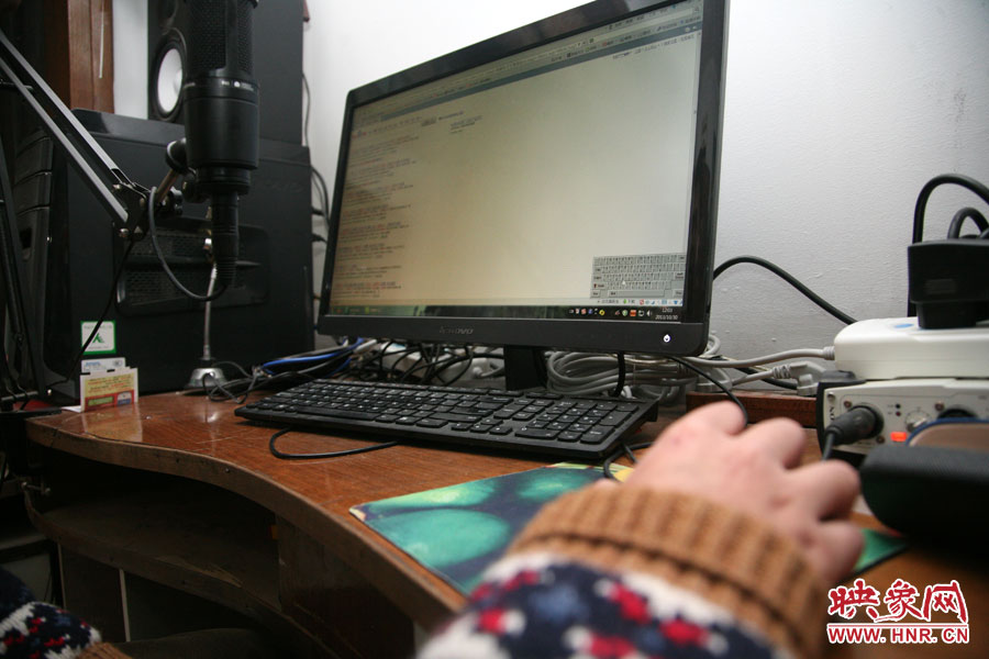 由于海龍只剩下兩根手指可以做動(dòng)作，聰明的他調(diào)出軟鍵盤來打字搜索