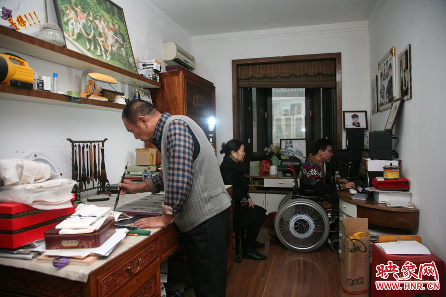 小小的書房里，爺孫三人在坐著各自的事情，姥爺在練書法，姥姥在旁專心的看著海龍，海龍?jiān)诒M情的歌唱