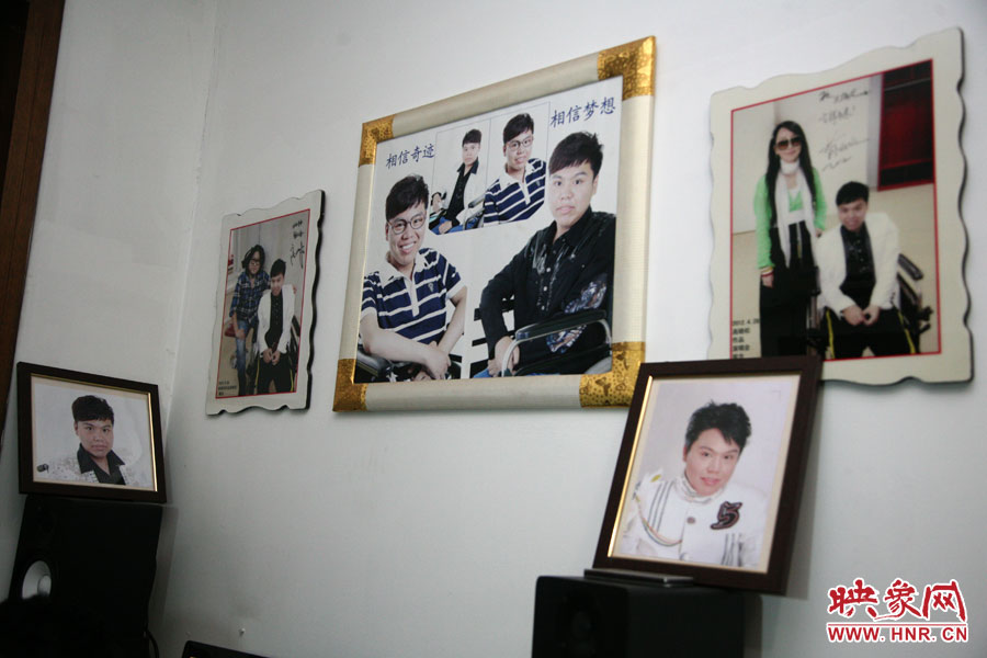 海龍的房間內(nèi)掛滿了這些年他走過的路程。