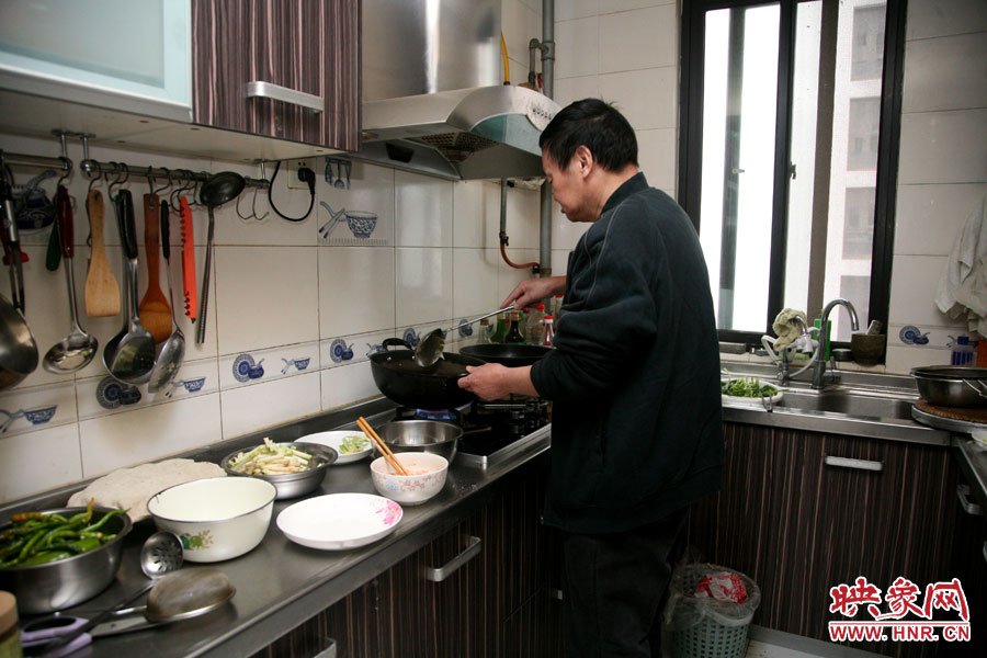 由于二老年齡也大了，于是姥姥的弟弟來住在家中幫忙照顧海龍