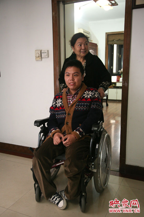 練完歌后，姥姥將海龍推了出來，因?yàn)樾袆?dòng)不便，海龍很少出門，他的活動(dòng)地方一般就是書房與客廳。