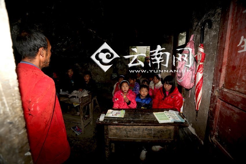 小學(xué)里只有兩個(gè)班，大點(diǎn)的孩子無法升入高年級(jí)，只得從一年級(jí)再讀起，就像復(fù)讀機(jī)。