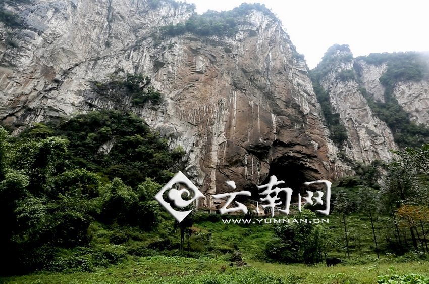 大鍋圈小學(xué)就建在這樣一個(gè)懸崖絕壁邊上。