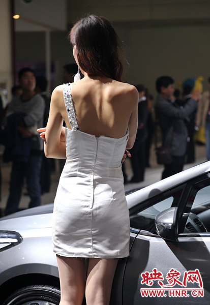 雖然進(jìn)入深秋，車模依然“輕裝”上場。