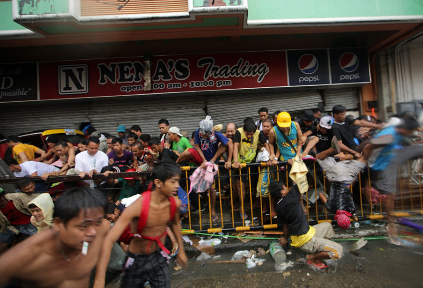 菲強臺風(fēng)致萬人遇難 食物短缺現(xiàn)哄搶