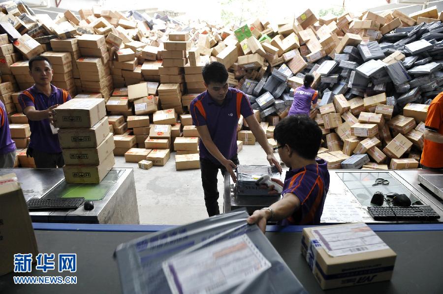 11月11日，在圓通公司廣州一處分揀站，工作人員加緊掃描快件。