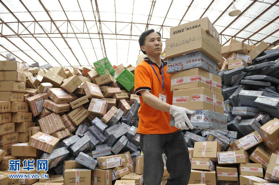 　11月11日，在圓通公司廣州一處分揀站，工作人員加緊處理堆積如山的快件。
