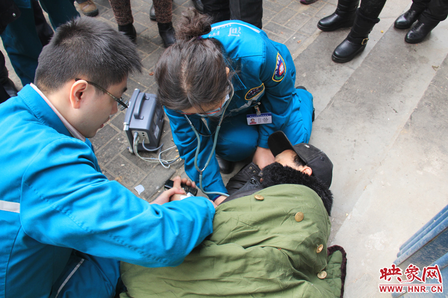 醫(yī)生在詢問男子有關情況 醫(yī)生在詢問男子有關情況