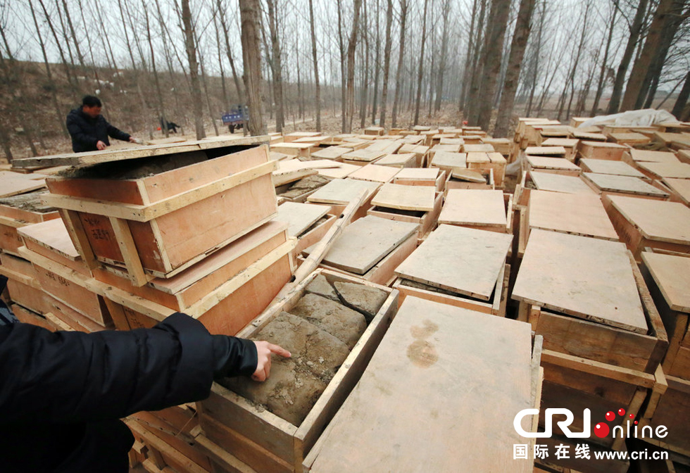 2014年1月6日，河南洛陽古沉船發(fā)掘現(xiàn)場，古船周圍和船上清理出來的青膏泥已被打包入箱。