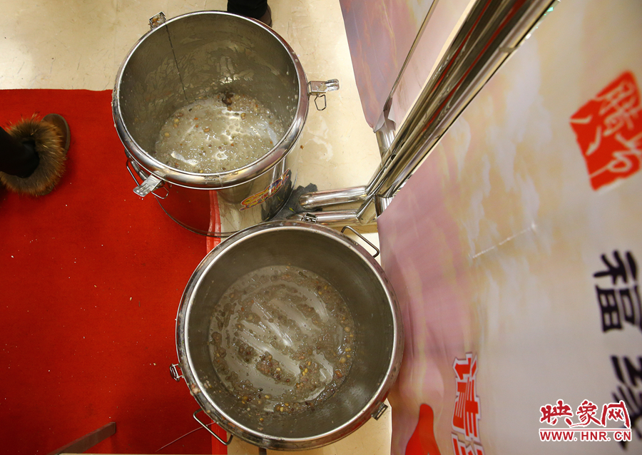 由于人多，兩大桶粥二十分鐘內(nèi)已經(jīng)見底。