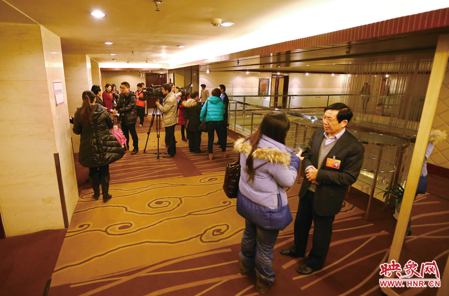 會(huì)議間隙，樓道成為記者采訪的主戰(zhàn)場(chǎng)