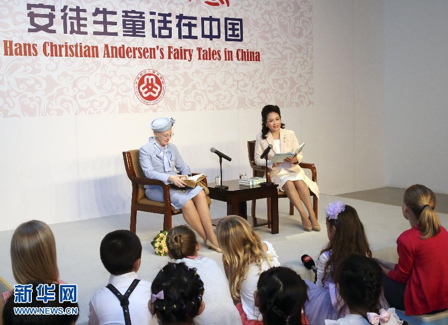 這是彭麗媛和瑪格麗特二世來到兩國孩子們當(dāng)中，為孩子們朗讀安徒生童話《丑小鴨》選段。