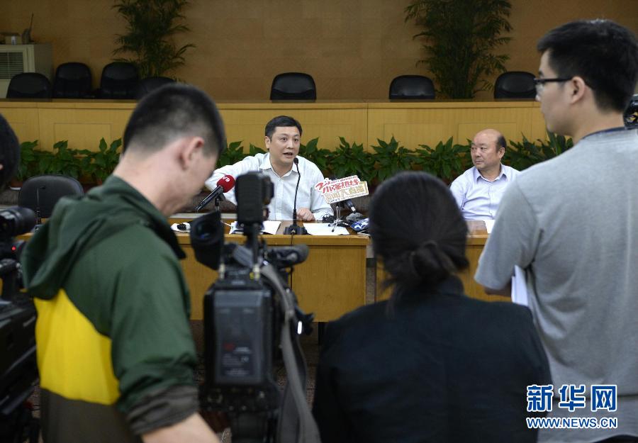  5月18日，杭州市環(huán)保局長胡偉（左）在發(fā)布會(huì)上回答記者提問。