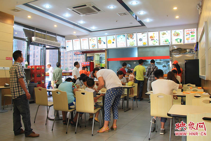 慶豐包子的金字招牌真不是蓋的,雖然店面還沒(méi)有正式營(yíng)業(yè),已有許多食客慕名來(lái)吃包子。