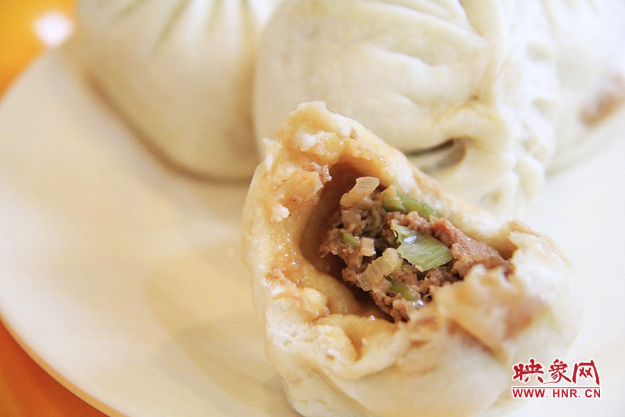 記者特意叫上一位去過(guò)北京正宗慶豐包子鋪的朋友前往試吃鑒定,兩者的味道差不多。