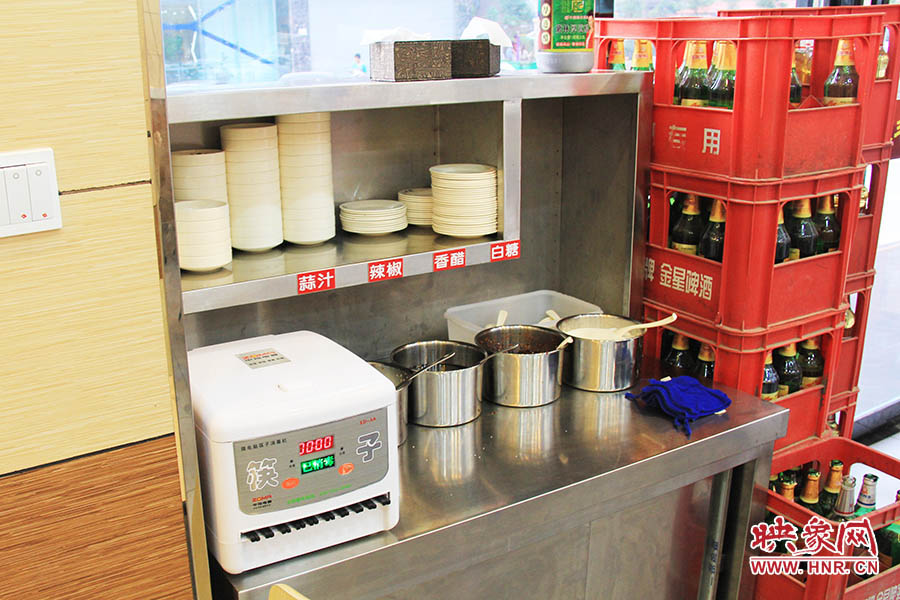 調(diào)料、小碟、餐具也都被放在另一張單獨(dú)的桌子上,需要用餐者“自助”。