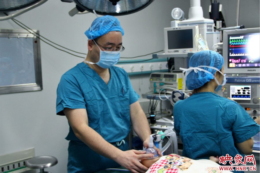 上午8點(diǎn)10分，小龍接受全身麻醉。