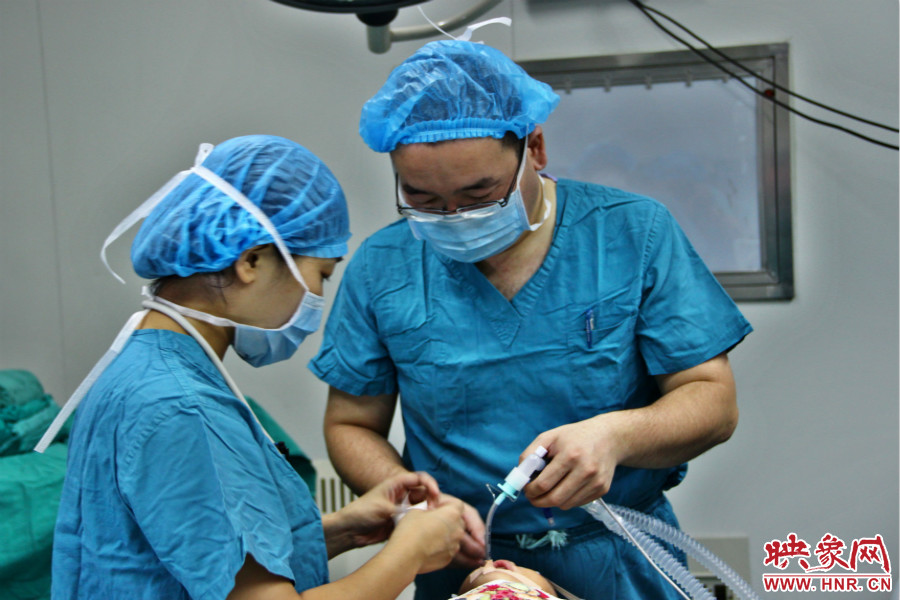 醫(yī)生正在對(duì)小龍進(jìn)行麻醉后的觀察。