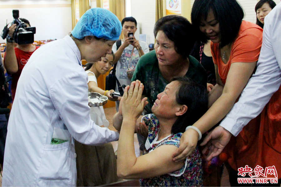 當(dāng)?shù)弥↓埬X部的鋼針成功取出，馮書想的情緒有些激動(dòng)。