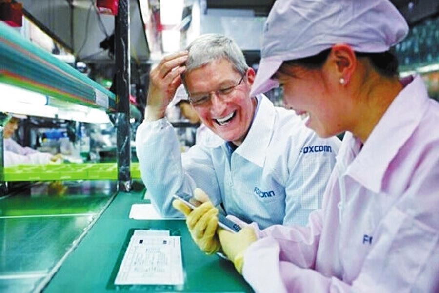 圖為蒂姆·庫(kù)克和一名女工在熱烈地交談。