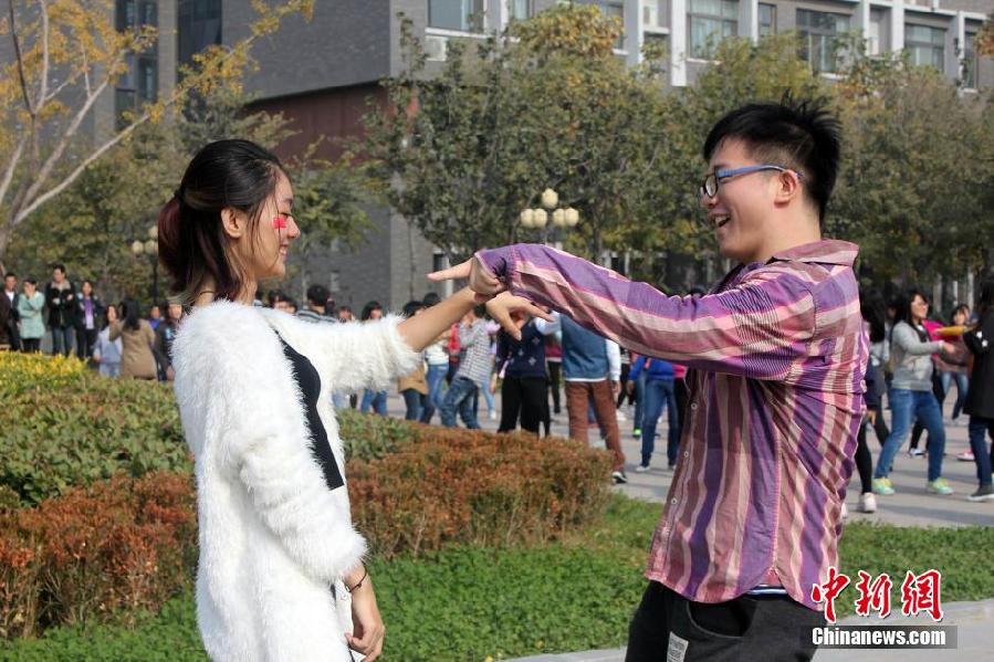 11月11日，河南財(cái)經(jīng)政法大學(xué)校園內(nèi)，300名在校大學(xué)生在上演了一出“光棍”也瘋狂的“快閃”大戲。