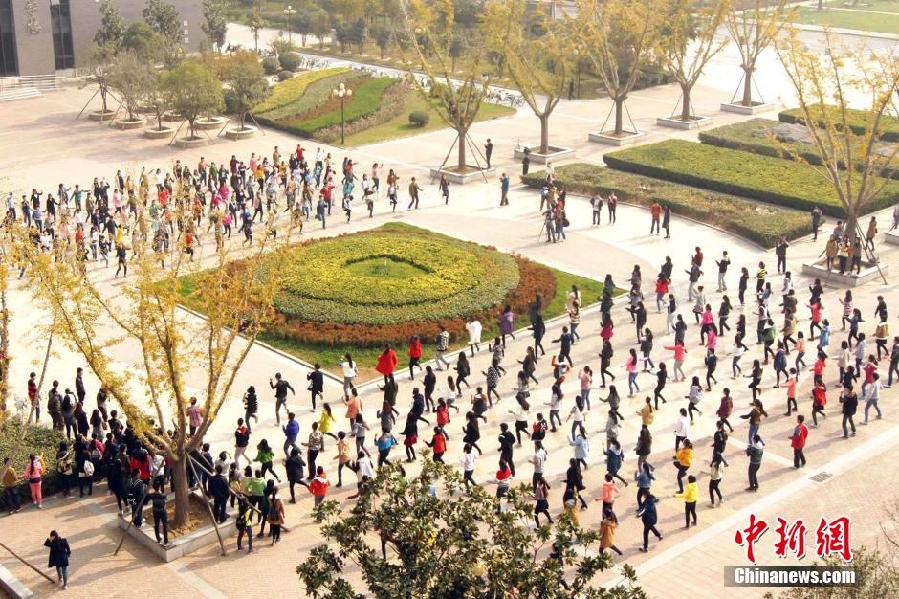 11月11日，河南財(cái)經(jīng)政法大學(xué)校園內(nèi)，300名在校大學(xué)生在上演了一出“光棍”也瘋狂的“快閃”大戲。