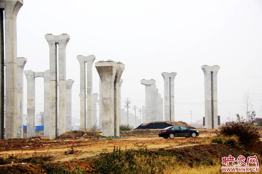 施工項(xiàng)目部偶爾會(huì)有車輛來(lái)往。
