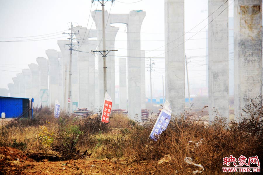 整個(gè)京廣快速路南段工程共分為六個(gè)工區(qū)，柴鍋轉(zhuǎn)盤(pán)處是京廣快速路南段三工區(qū)的施工區(qū)域。