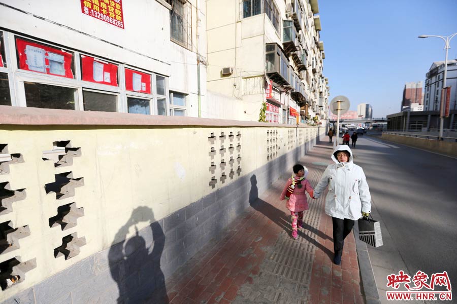 市民從墻外走過(guò)。