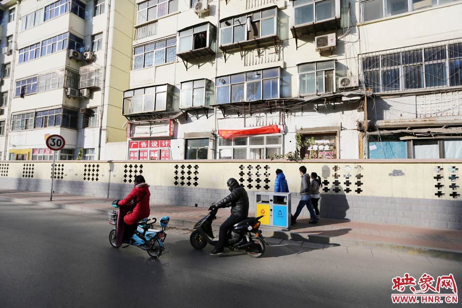 雖然墻內(nèi)的商戶已經(jīng)搬走，但一些門頭還沒(méi)撤下。