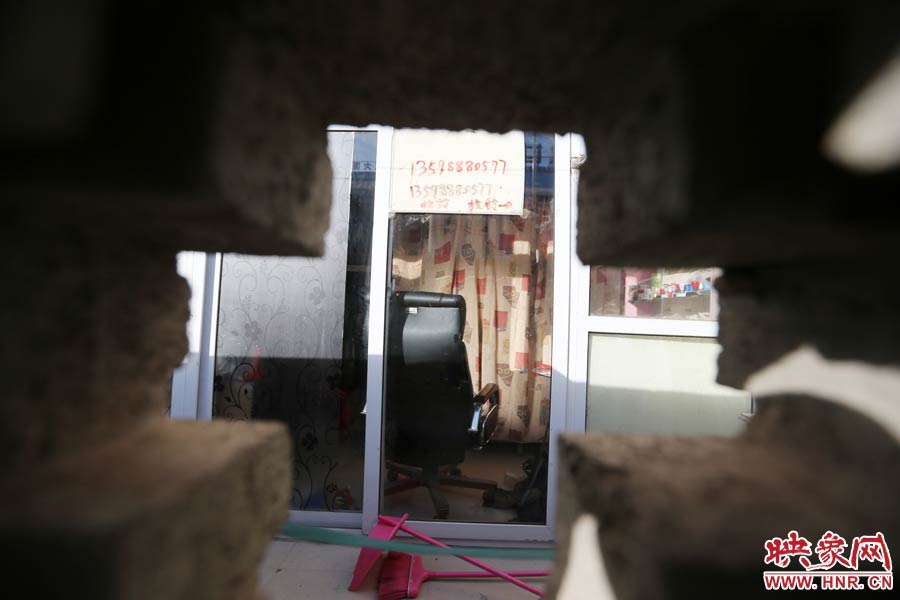 透過(guò)墻上的格子，可以看到里面的一切。