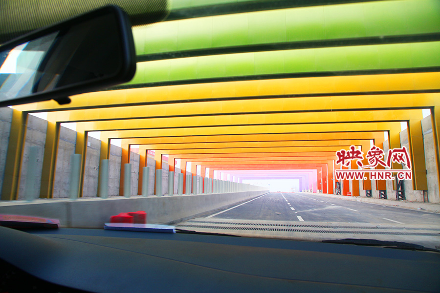 出隧道光線變化由暗到明。