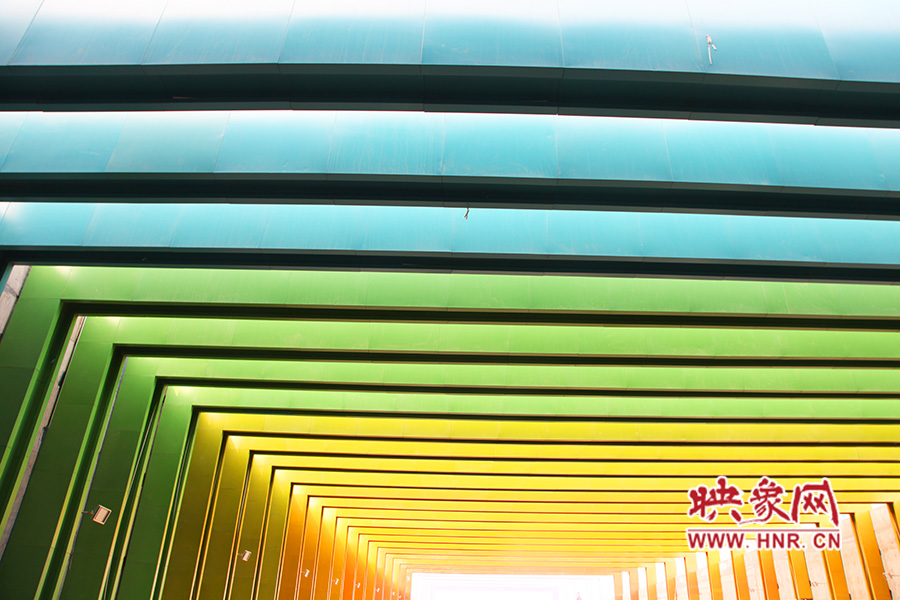 線條的明暗變化令人感覺夢幻般神奇。