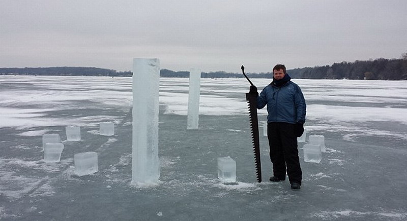 　這5名美國人使用鏈鋸和冰刀切割冰塊，用了2周時間才建成巨大的冰柱巨石陣。（網(wǎng)頁截圖）