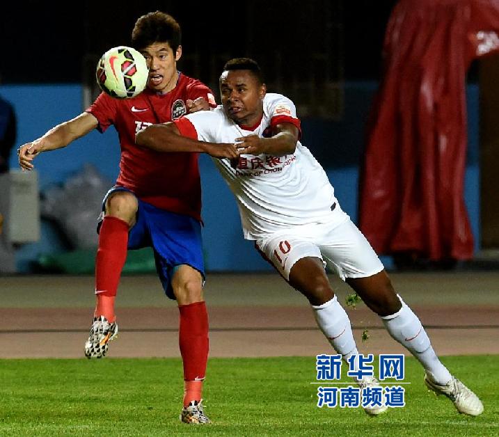 重慶力帆隊(duì)隊(duì)員科爾霍（右）在比賽中拼搶。