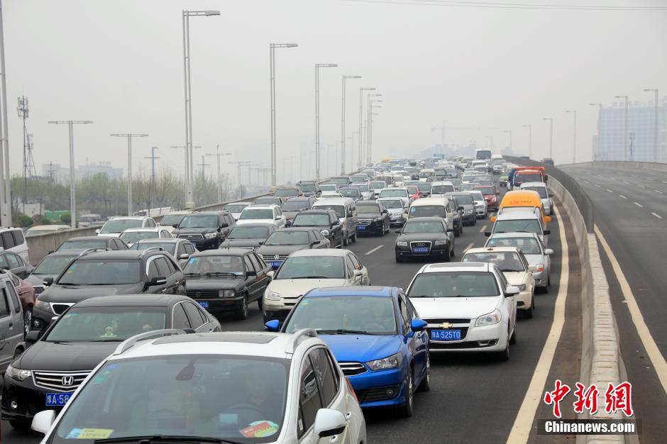清明首日迎客流高峰 清明首日迎客流高峰