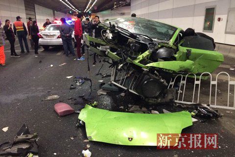 一輛蘭博基尼與一輛法拉利發(fā)生事故，現(xiàn)場狀況慘烈