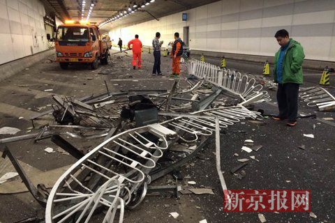 一輛蘭博基尼與一輛法拉利發(fā)生事故，現(xiàn)場狀況慘烈