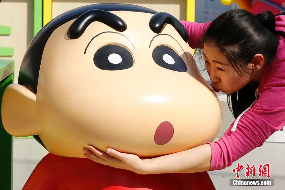 4月22日，游客與蠟筆小新合影?！跋灩P小新25周年紀(jì)念特展”日前在北京開展，吸引了不少市民游客。