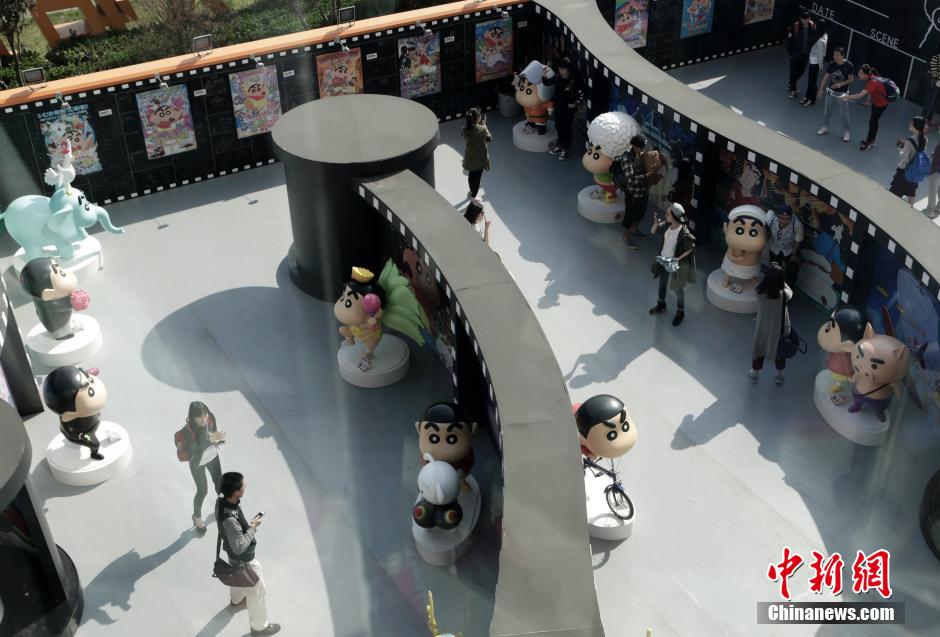 4月22日，游客與蠟筆小新合影?！跋灩P小新25周年紀(jì)念特展”日前在北京開展，吸引了不少市民游客。