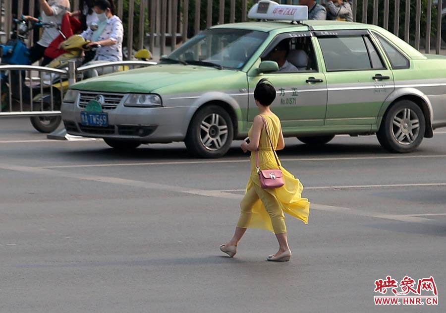 飄逸的長裙，在街頭很吸引眼球