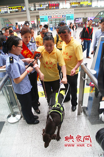 檢票進(jìn)站。