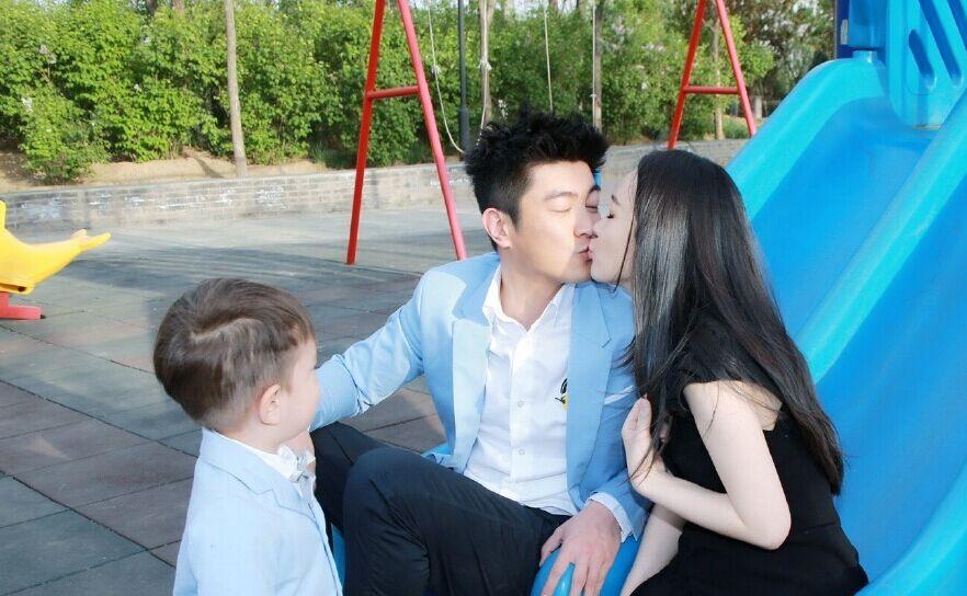 霍思燕與老公親吻,兒子看呆。霍思燕附言:“超級(jí)愛你們!520快樂!”