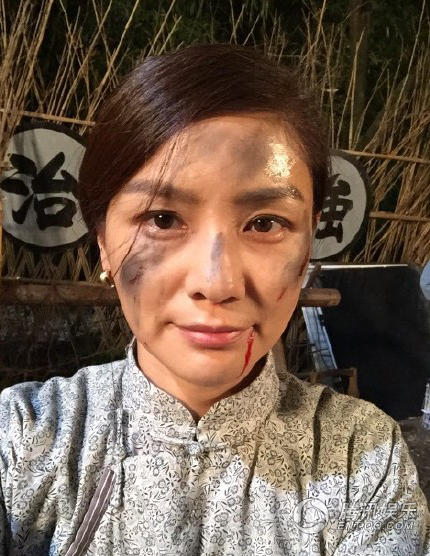 胡可曬出滿面塵土的自拍并向老公沙溢撒嬌道:“好吧,改一下,他日若我如此,你可還會(huì)愛我?@沙溢?！? width=