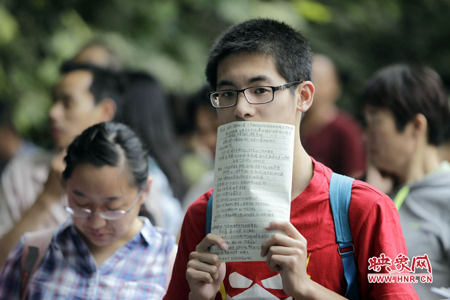 鄭州回中考點，等候入場的考生
