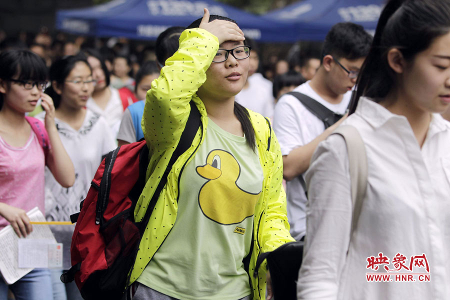 鄭州回中考點，考生輕松入場。