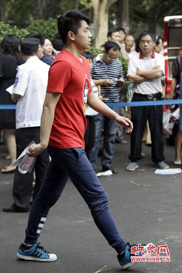 鄭州回中考點，考生自信入場。