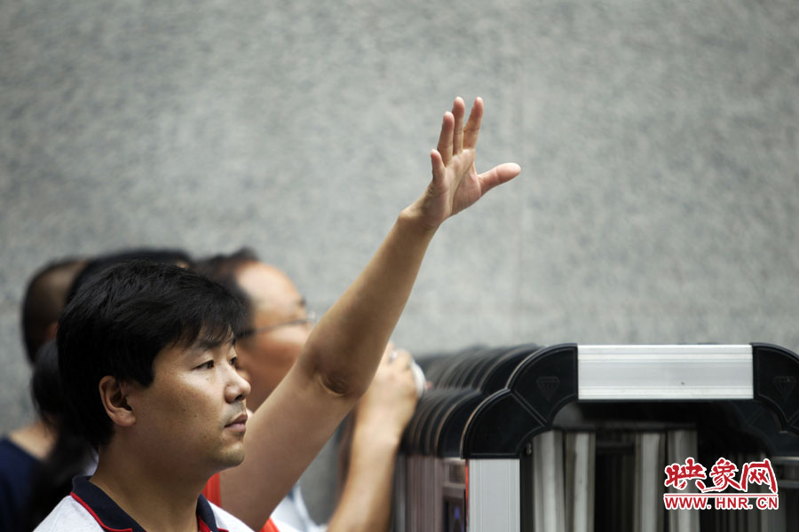 6月7日，鄭州回中考點。“嘿，我在這兒！”一名家長招呼自己的孩子