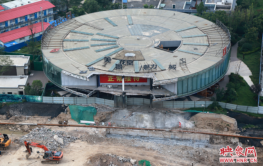 售樓部被拆掉一個(gè)角，仍在正常使用