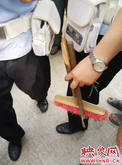 老太從環(huán)衛(wèi)工手中奪過(guò)掃帚，用腳踩斷，用力向環(huán)衛(wèi)工人的手上和腿上敲去。